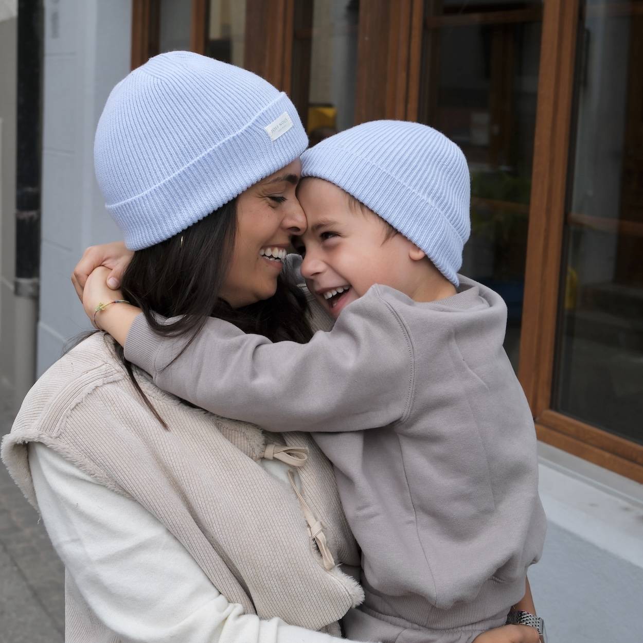 foulard pois bleu blanc élégant de la marque suisse Joli Nous, un accessoire premium pour bébé, alliant design raffiné et qualité exceptionnelle OEKO-TEX GOTS
