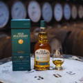 Bouteille de Single Malt Scotch Whisky Balblair 18 ans posée sur un muret à côté de la distillerie Balblair dans les Highlands du nord-ouest d'Ecosse