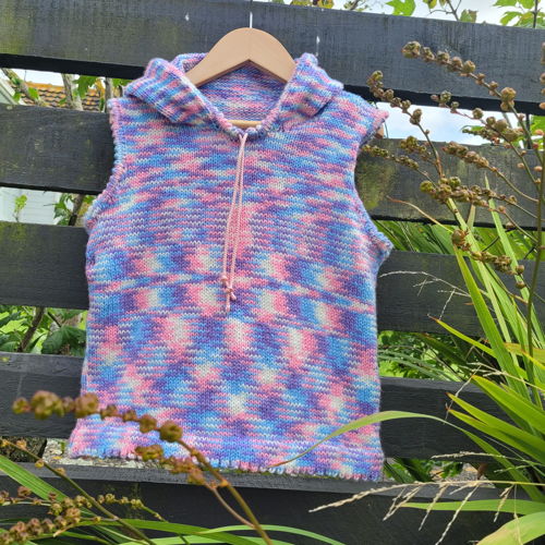 Child’s sleeveless hoodie in 8 ply knitting pattern