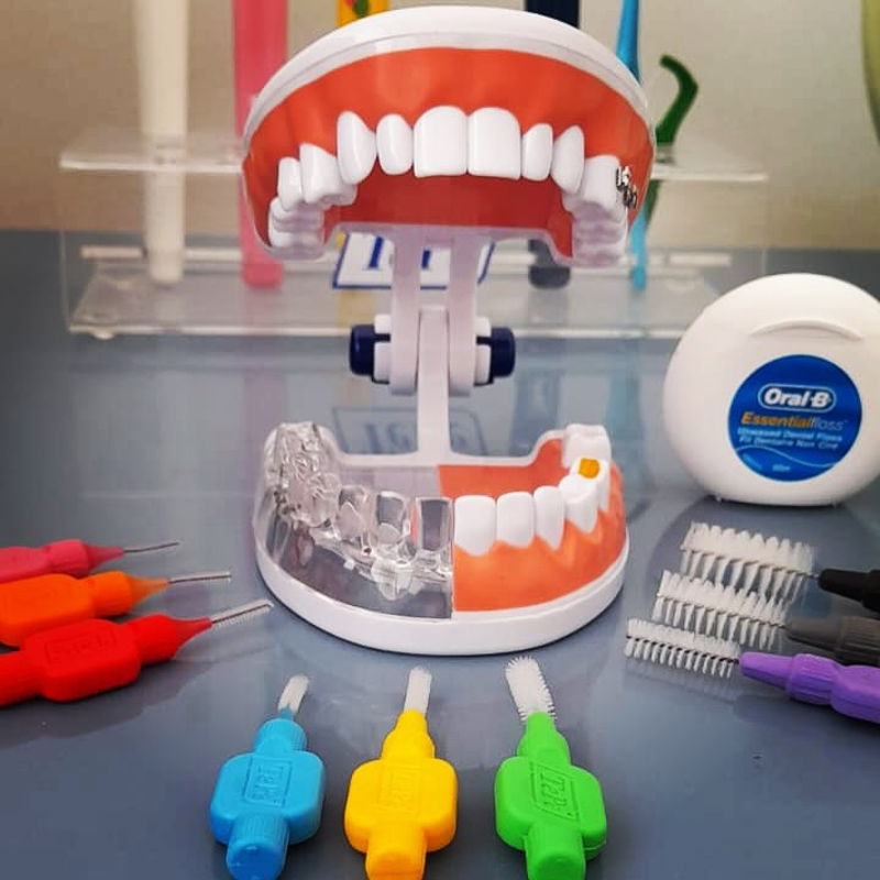 “Tipps zum Dienstag” 🤩Wusstest du, dass fast 30% der Beläge beim normalen Zähneputzen nicht erreicht wird? Nutze täglich Zahnseide oder Interdentalbürsten-deine Zähne werden es dir danken. #TippszumDienstag #Zahnpflege #GesundesLächeln