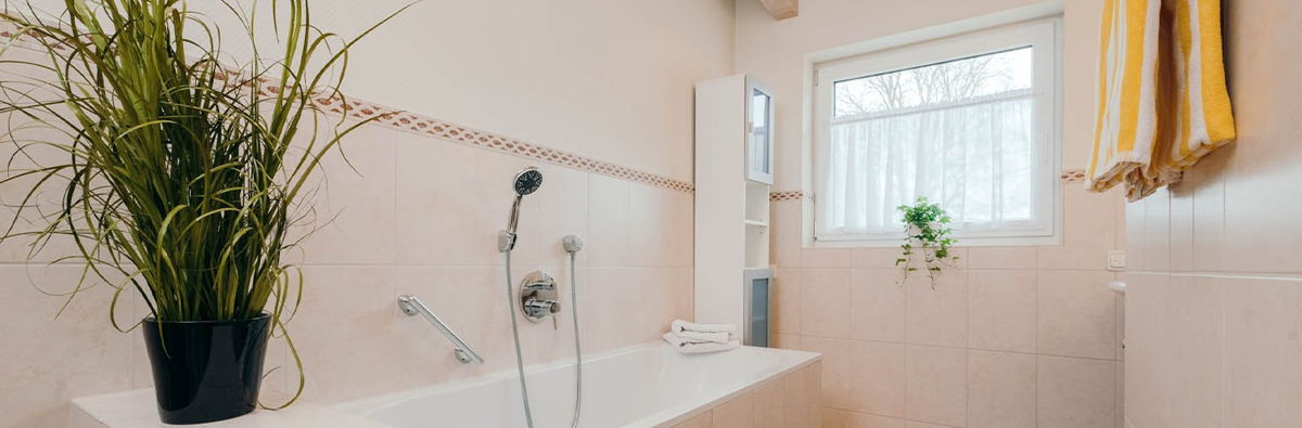 Badezimmer mit Badewanne in gehobener Ferienwohnung für bis zu 5 Personen in Oberstdorf im Allgäu.