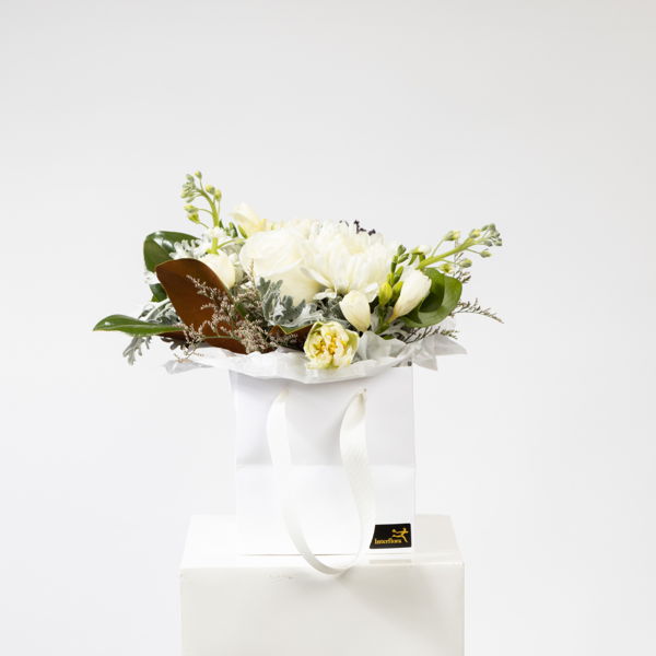 Neutral Posy In A Bag_flowers_delivery_interflora_nz