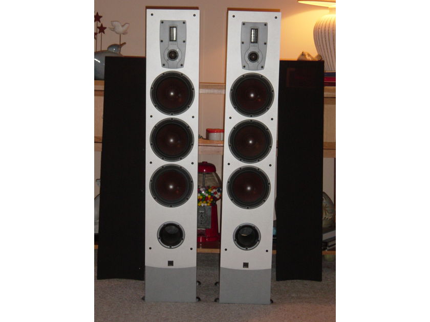 DALI IKON 7 Tower Speakers Like new, less that 10 hours use!