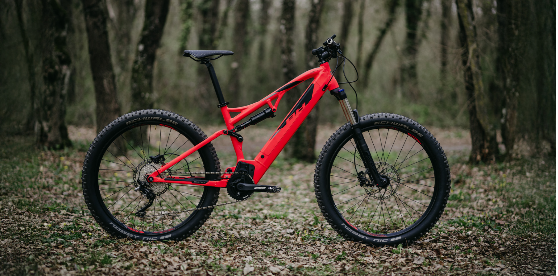 Bici eléctrica roja BH Atom 29 en la montaña