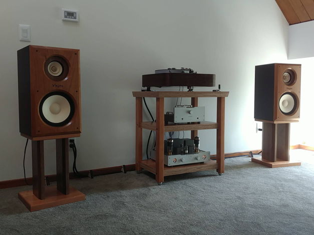 Shown with double Blade stands and dc10audio Silver Reference Cables
