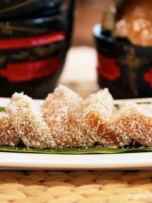 Steamed Glutinous Rice Cake with Coconut Recipe
