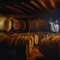Chai traditionnel Dunnage Warehouse rempli de fûts de whisky en bois dans la distillerie Bowmore sur l'île d'Islay dans les Hébrides intérieures d'Ecosse