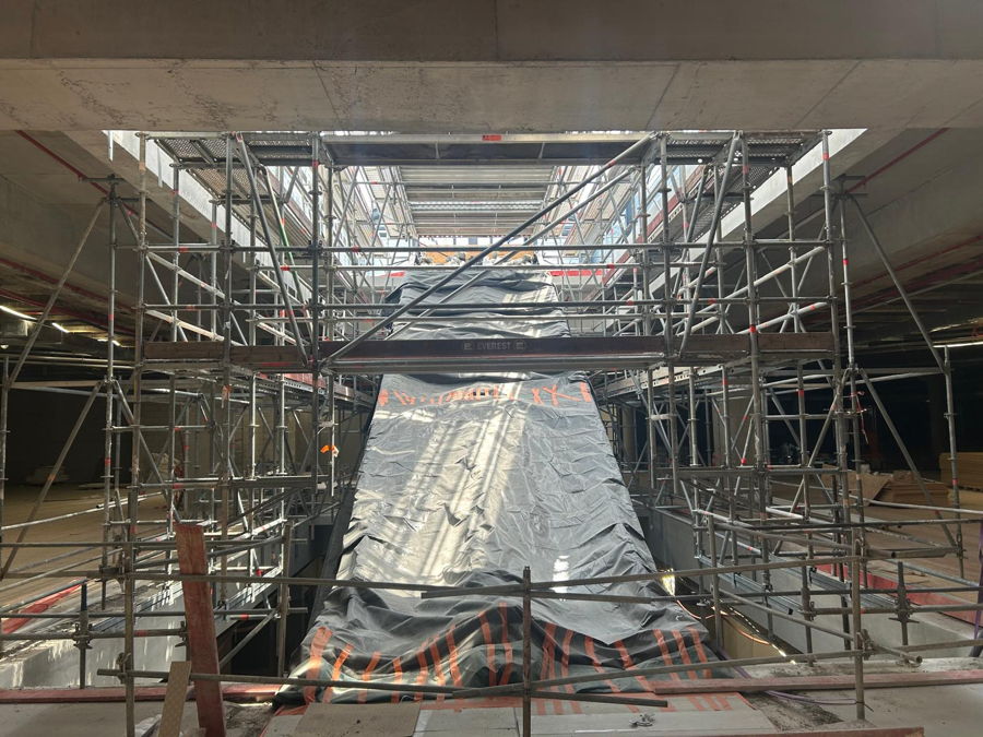 Galeries Lafayette Bron : l'échafaudage en encorbellement redéfinit l'accès — photo 3