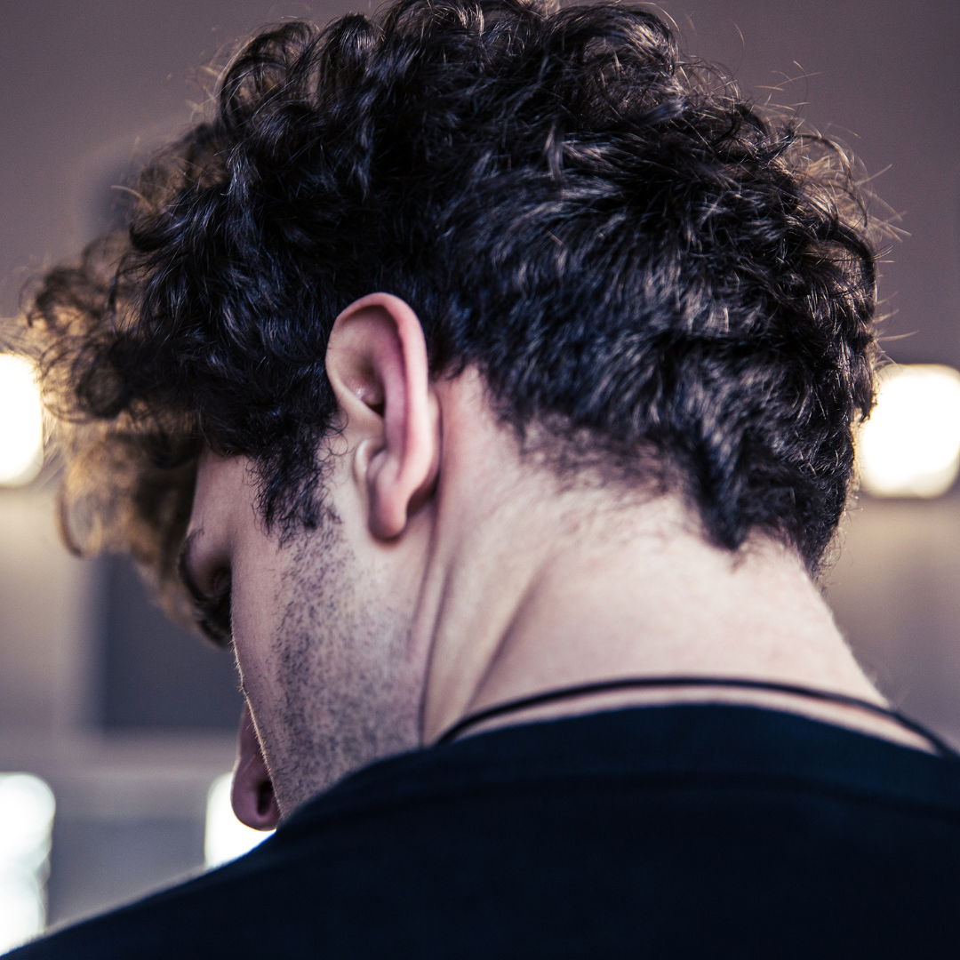 Hombre con cabello rizado definido