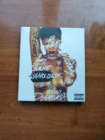 Rihanna - Unapologetic Deluxe CD/DVD pack