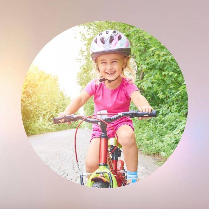 Enfant souriant à vélo – collection Bracelets Confiance & Joie pour encourager la bonne humeur, l’assurance et l’épanouissement des enfants.