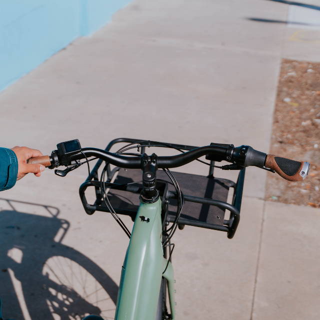 Front basket of Momentum PakYak+ electric cargo bike