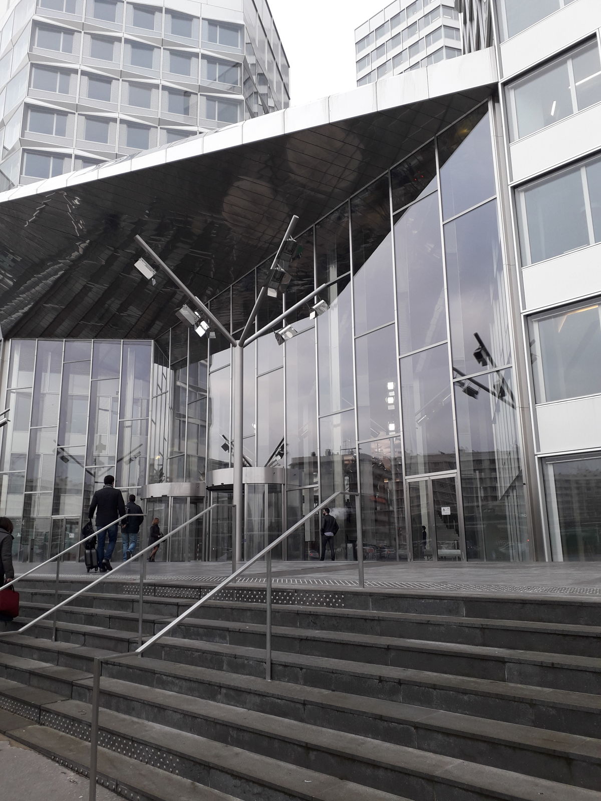 Entrée vitrée d'un immeuble de bureaux équipée d'accès automatisés