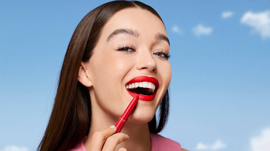 Femme portant rouge à lèvres mat nude