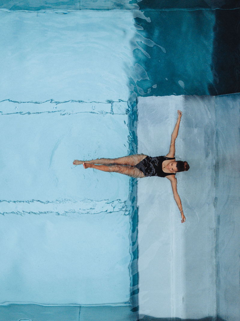 Frau schwimmt in Pool beim Day Spa