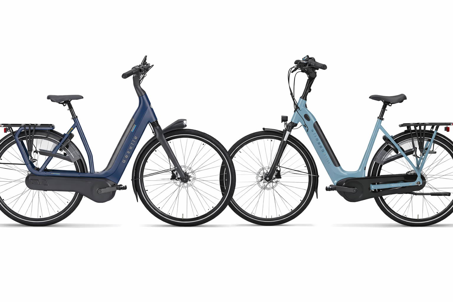 Gazelle e-bike vergelijking – twee stads e-bikes naast elkaar (donkerblauw en lichtblauw) met lage instap, middenmotor, schijfremmen en bagagedrager, geïsoleerd op witte achtergrond voor productreview en vergelijking