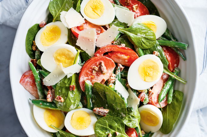 Salade-repas aux haricots, tomates et œufs durs