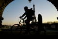 Silhouette d'un cycliste sur son vélo sur la route parisienne avec la Tour Eiffel au fond