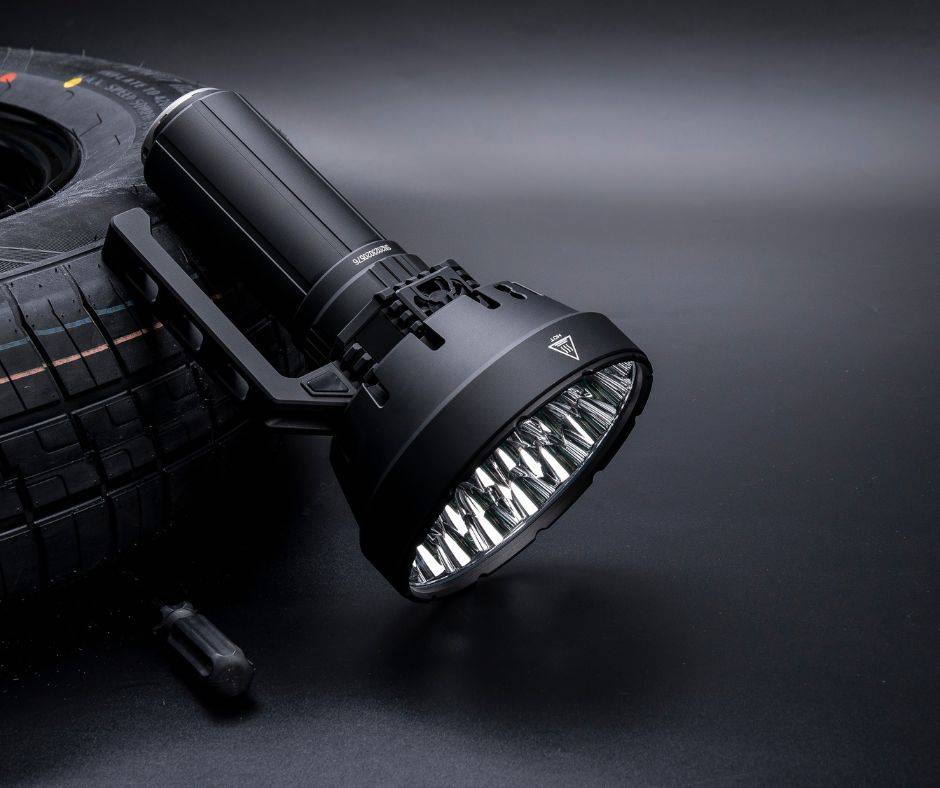 120,000 lumens flashlight SR32