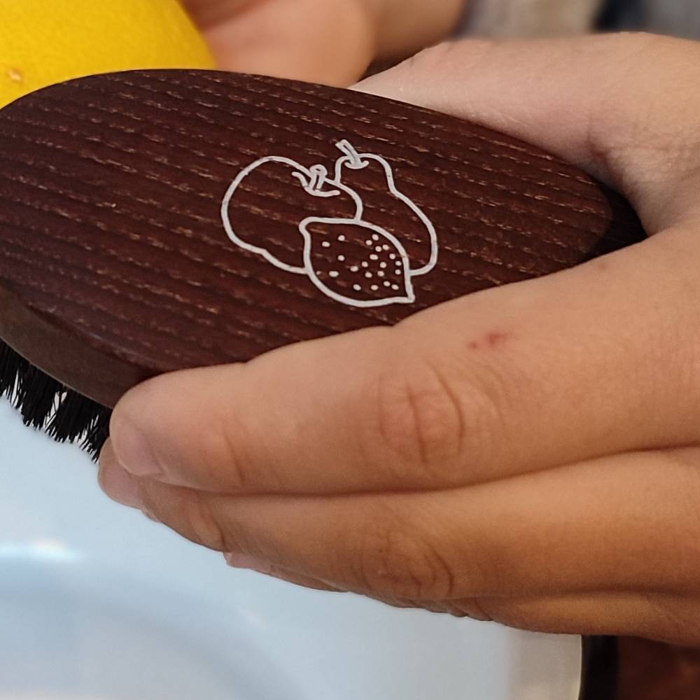 Un petit garçon utilise des couverts enfant pour dresser le couvert