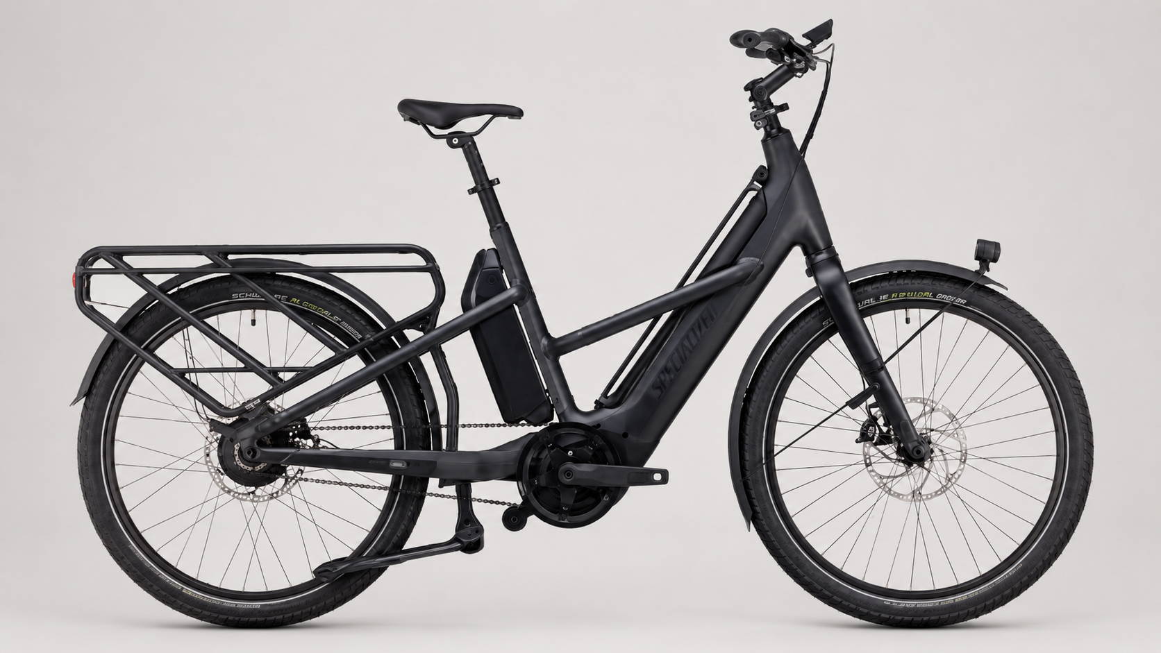 CUBE Longtail Hybrid 800 elektrische longtailfiets met Bosch-middenmotor en stevige achterdrager op neutrale achtergrond.
