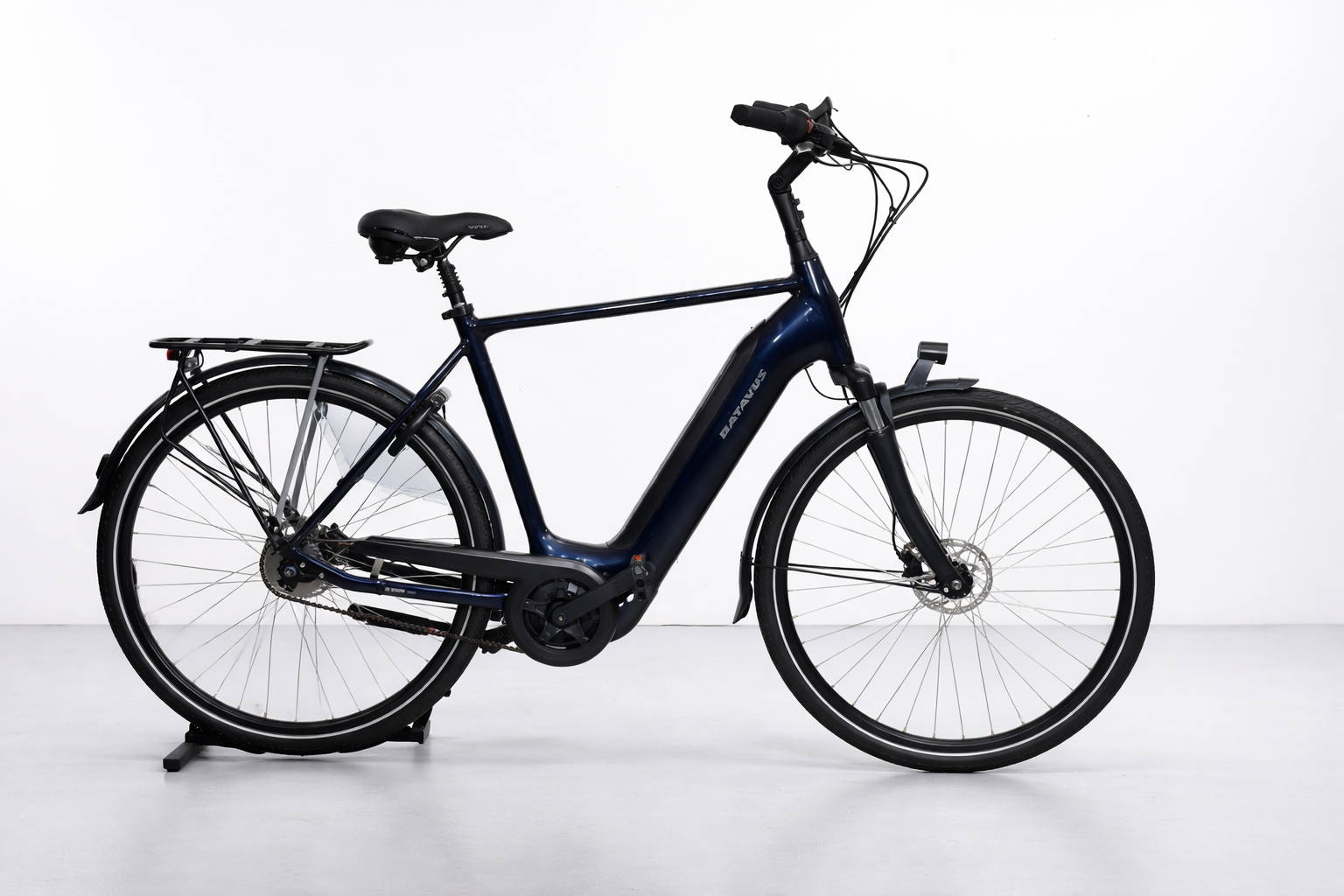 Batavus Finez E-go Power Exclusive elektrische stadsfiets in donkerblauw, zijaanzicht op witte achtergrond, met geïntegreerde accu in het frame, middenmotor, verende voorvork, schijfremmen, bagagedrager en spatborden.