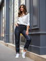 Jeans en lin pour femme condate bleu jeans femme pose dans la rue