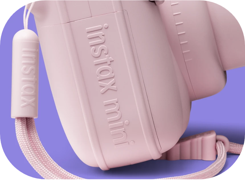 富士フイルム instax mini 13 インスタントカメラ チェキ 側面ロゴとストラップのデザイン質感