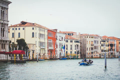 Burano Lacemaking & Murano Glassblowing Trip by Boat