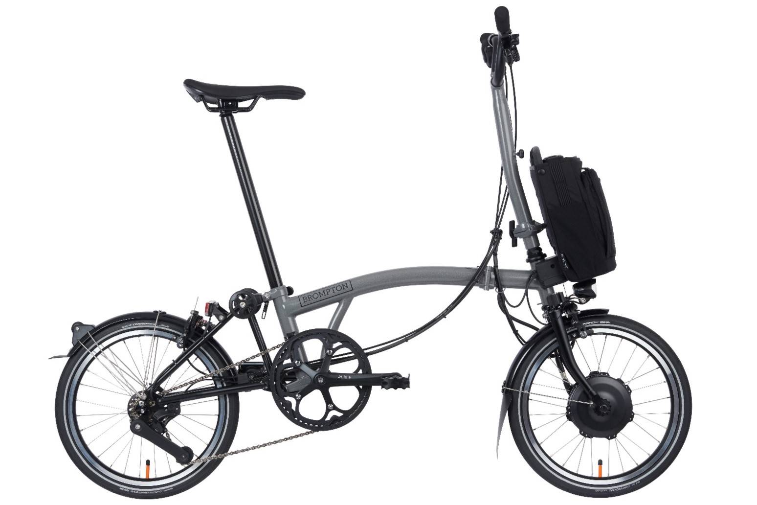Zijaanzicht van een Brompton P Line elektrische vouwfiets met compact frame, kleine wielen, hoge stuurpen en lichtgewicht ontwerp, vrijstaand op een neutrale achtergrond.