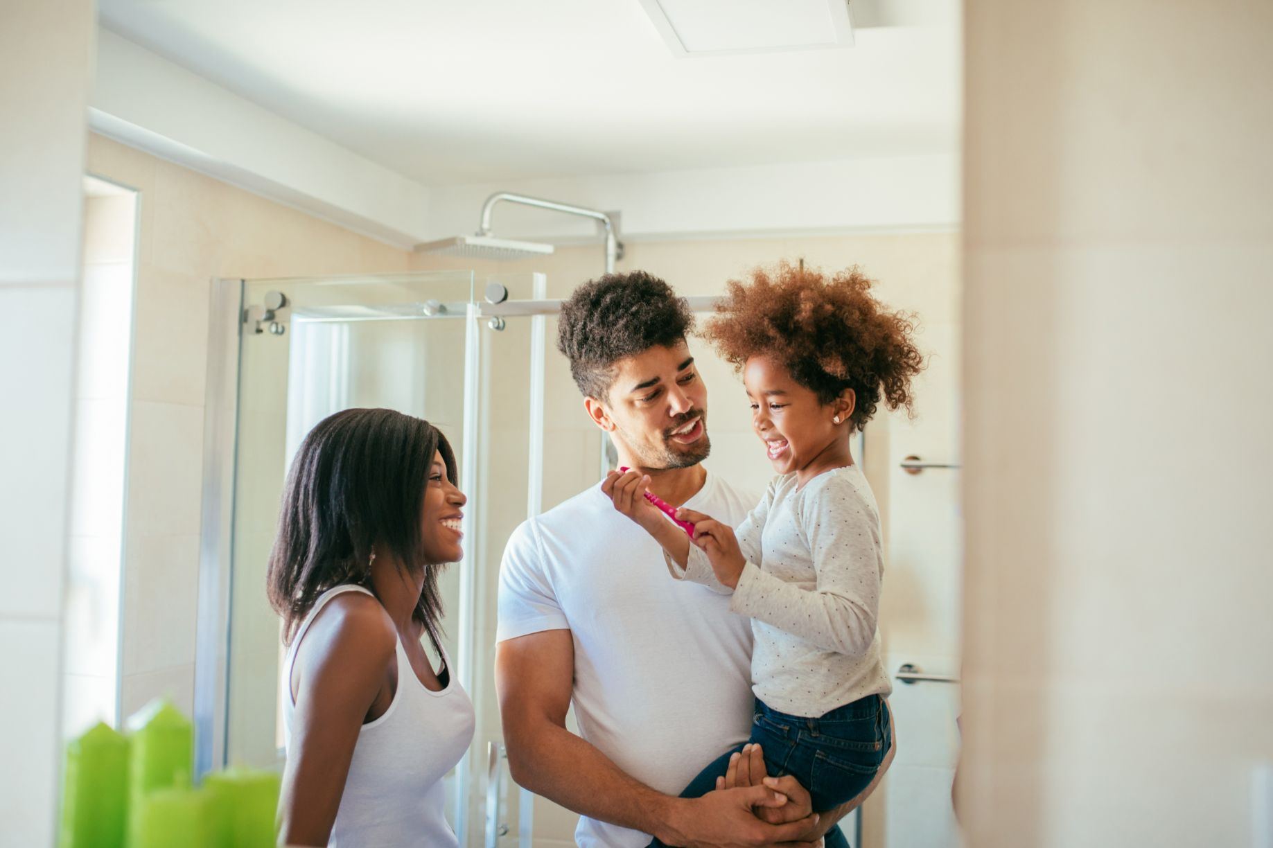 une famille se brosse les dents à l’eau fraîche pour économiser sur sa facture d’électricité