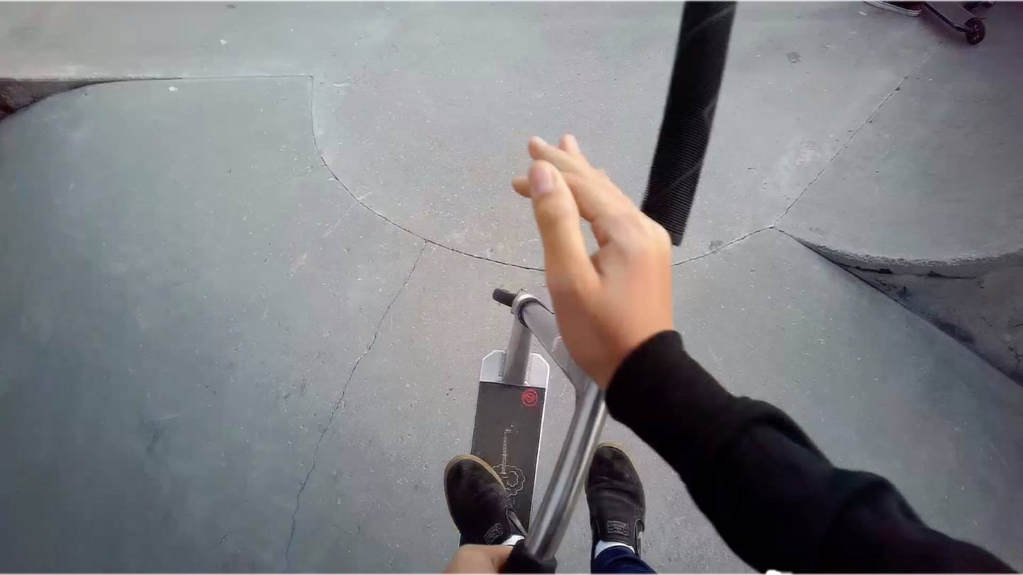 Billede taget med kamera brille: person udfører bar spin på et løbehjul