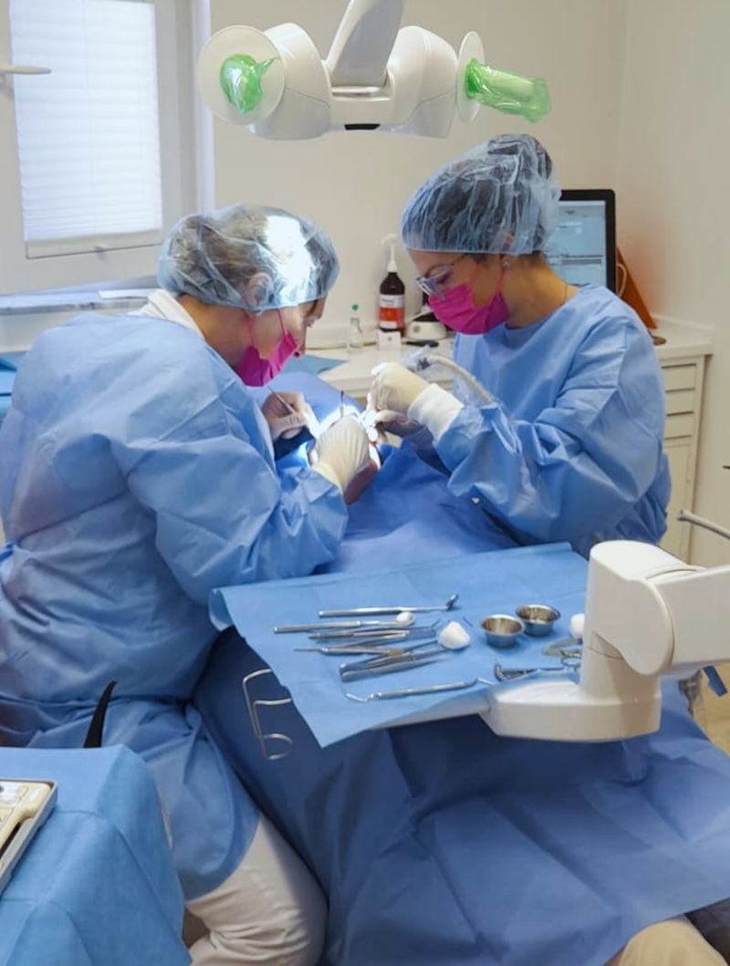 Ein weiterer spannender OP - Tag in unserer Praxis: Implantation unter sterilen Bedingungen mit vollem Team-Einsatz. Wir sind doch Zahnengel im Einsatz 🤩😇Schritt für Schritt zu einem neuen Lächeln!  #Implantologie #Zahnimplantat #Dentalsurgery #Oralc