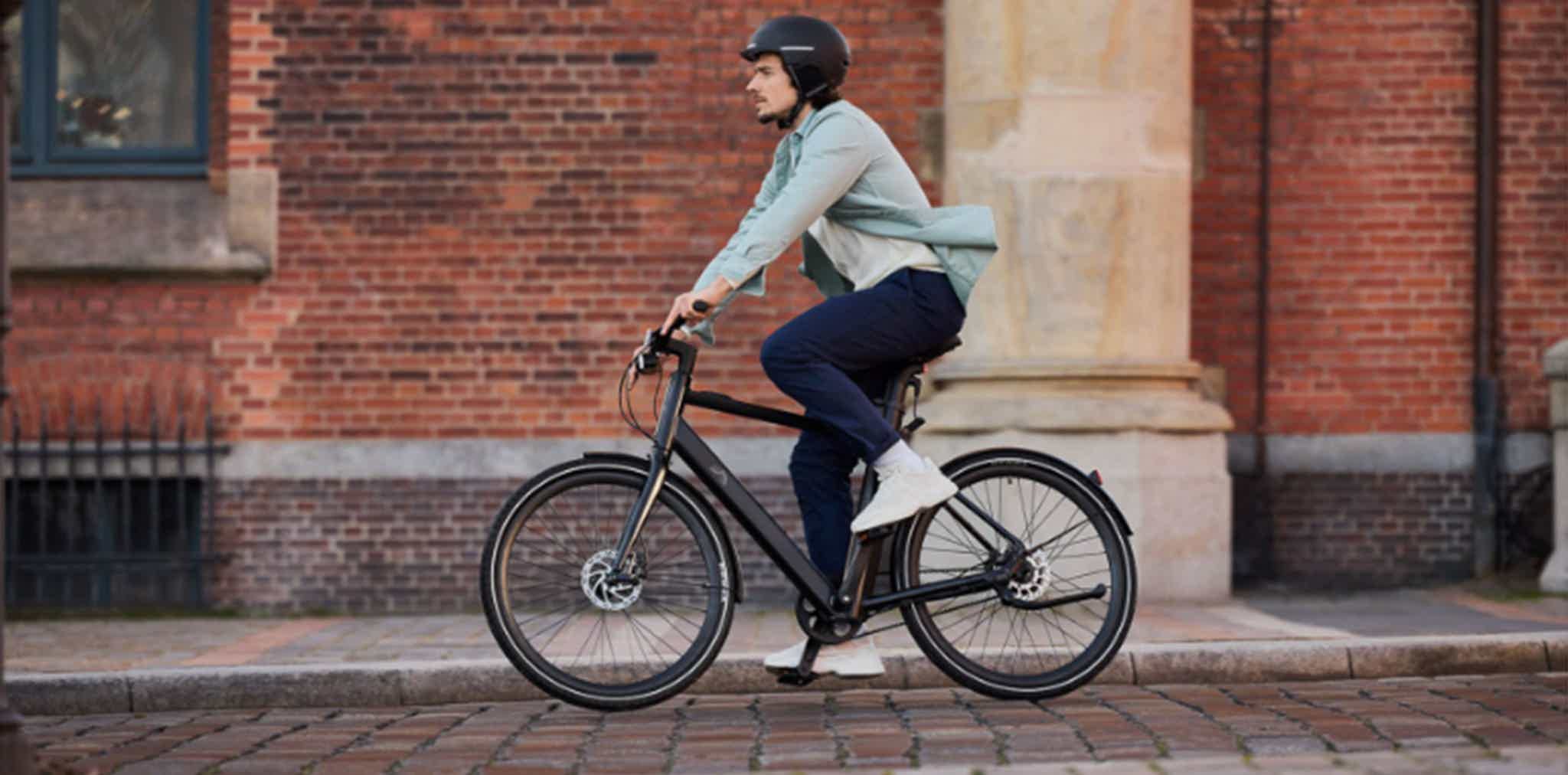 Imagen de recurso de una persona conduciendo una e-bike.