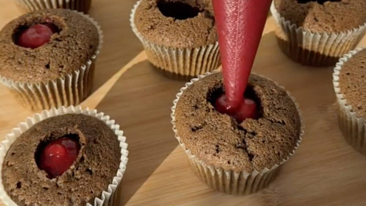 Hojicha Cupcakes with Strawberry Jam Filling
