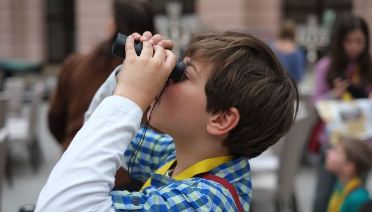 stiftung deutsches historisches museum kind mit fernglas