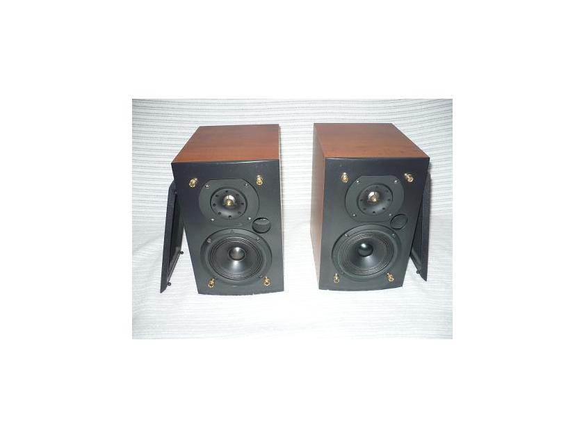 Triangle Acoustics Titus 202 Excellent Value, Like New