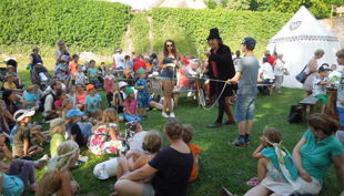 christopher der hofzauberer auf der wiese