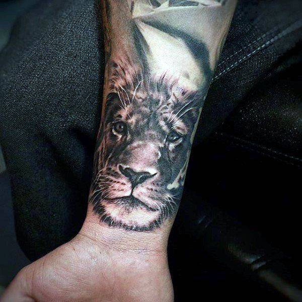 Tatouage Lionne Poignet