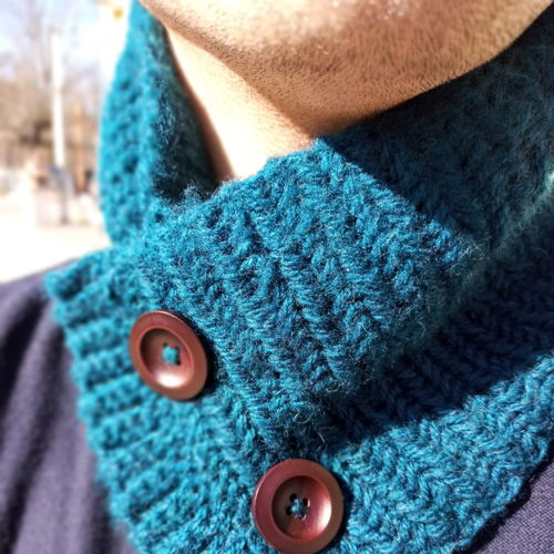 Cowl with buttons for men