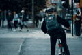 Femme sur son velo portant un sac a dos en ville