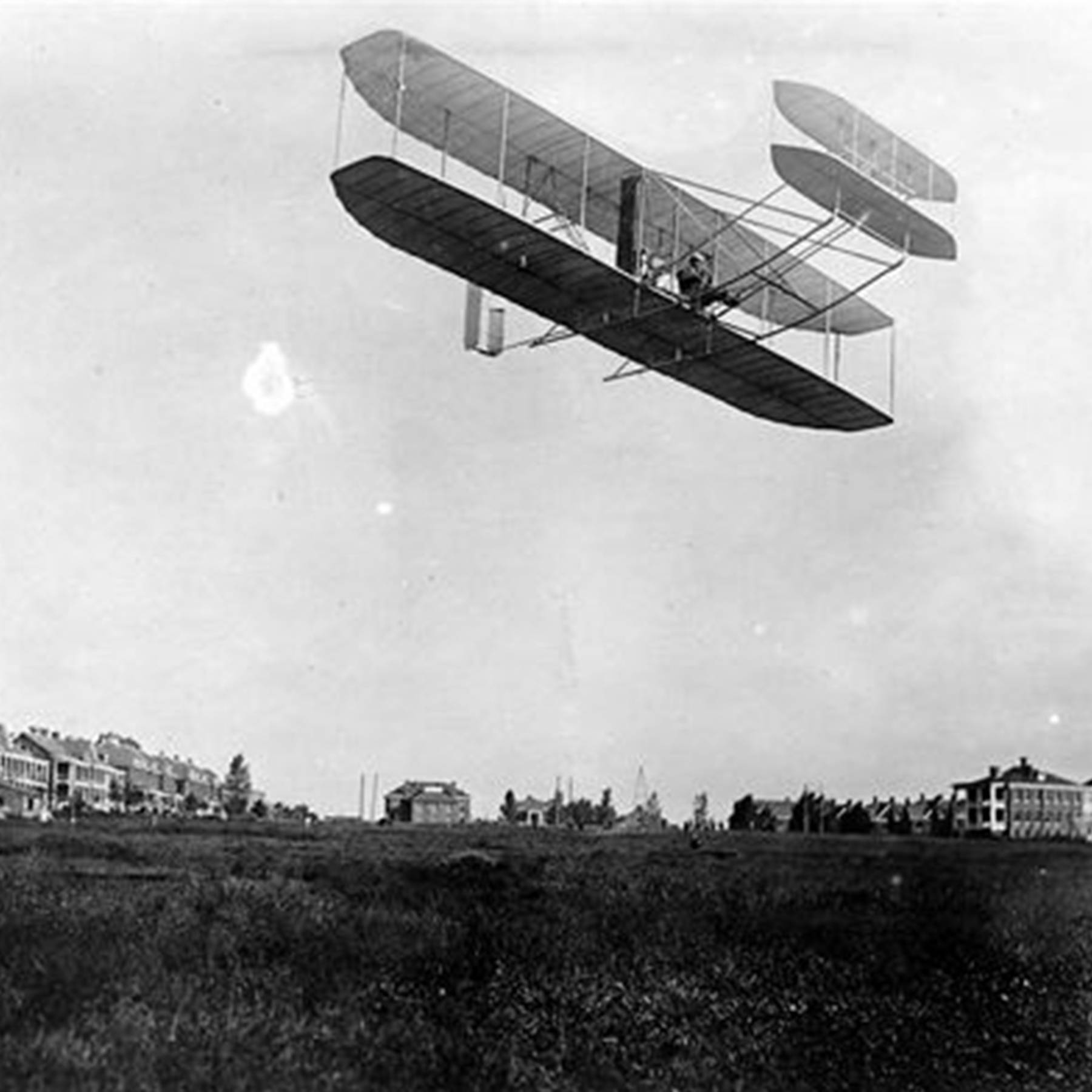 Самолет находящийся в полете преодолевает 260 метров. Братья Райт первый самолет. Первый полет Райт флайер 1. Аэроплан братьев Райт. Первый полёт самолёта братьев Райт.