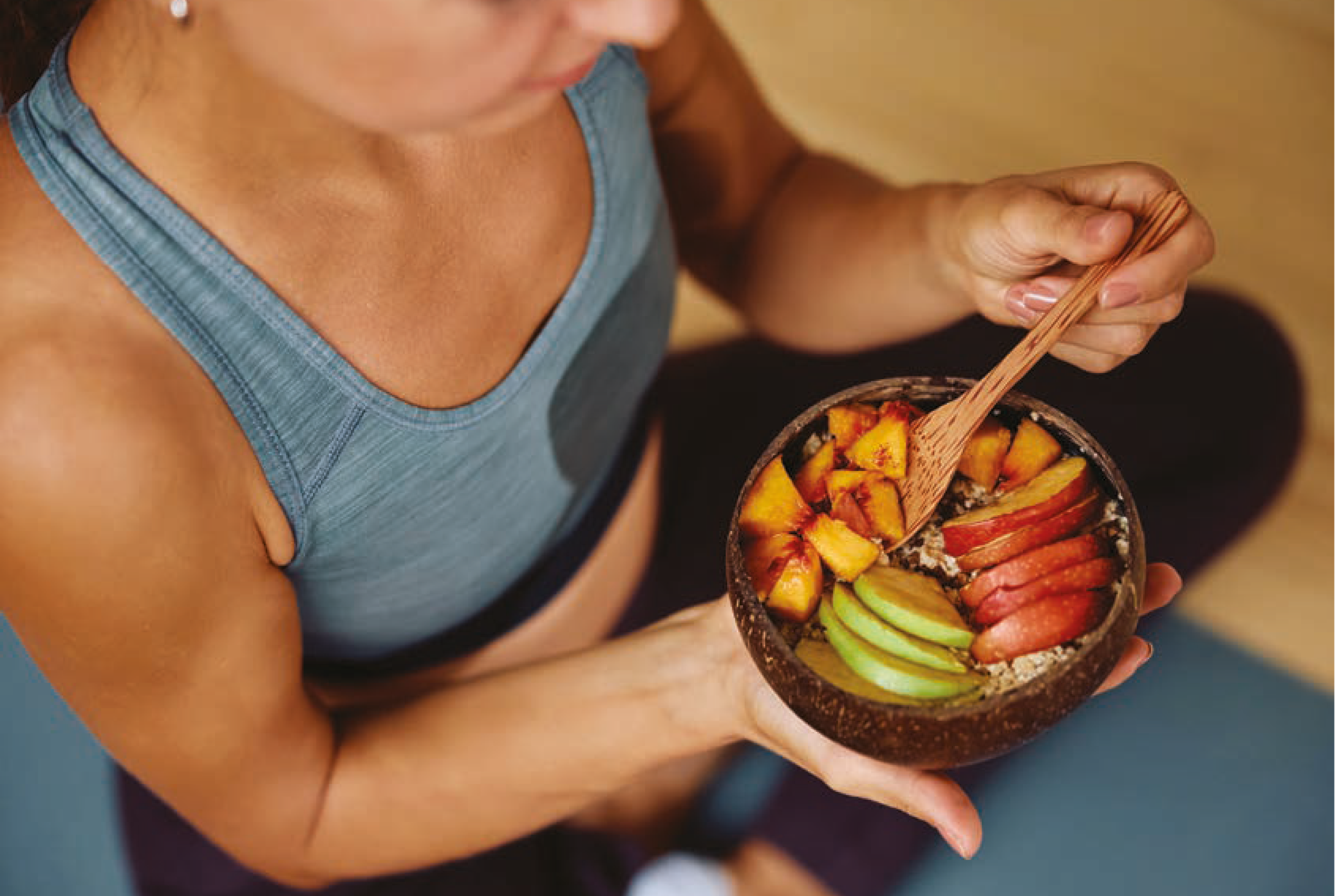 Mujer comiendo fruta