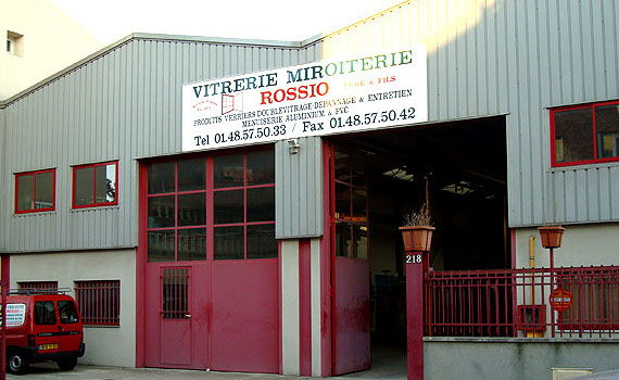 Façade de l’atelier Vitrerie Miroiterie Rossio au 218 rue de Romainville à Montreuil, enseigne et portes rouges