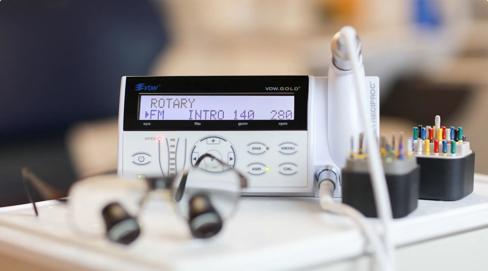 Wurzelbehandlung - Elektronische Längenmessung und maschinelle Aufbereitung der Wurzelkanäle