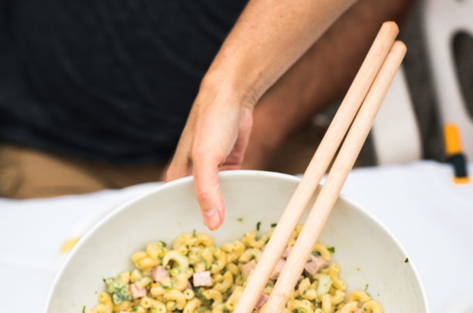 Salade de macaronis froids jambon-moutarde