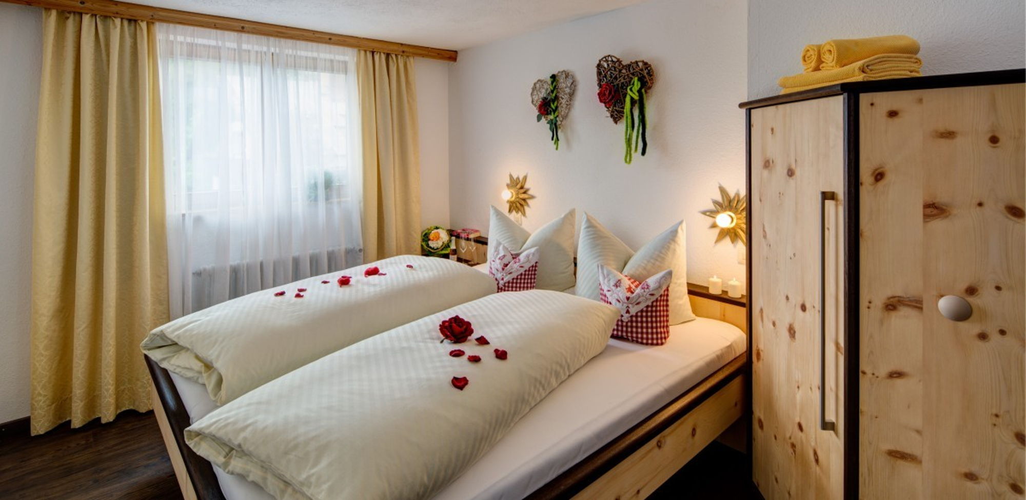 Helles Schlafzimmer der Ferienwohnung mit Abendsonne