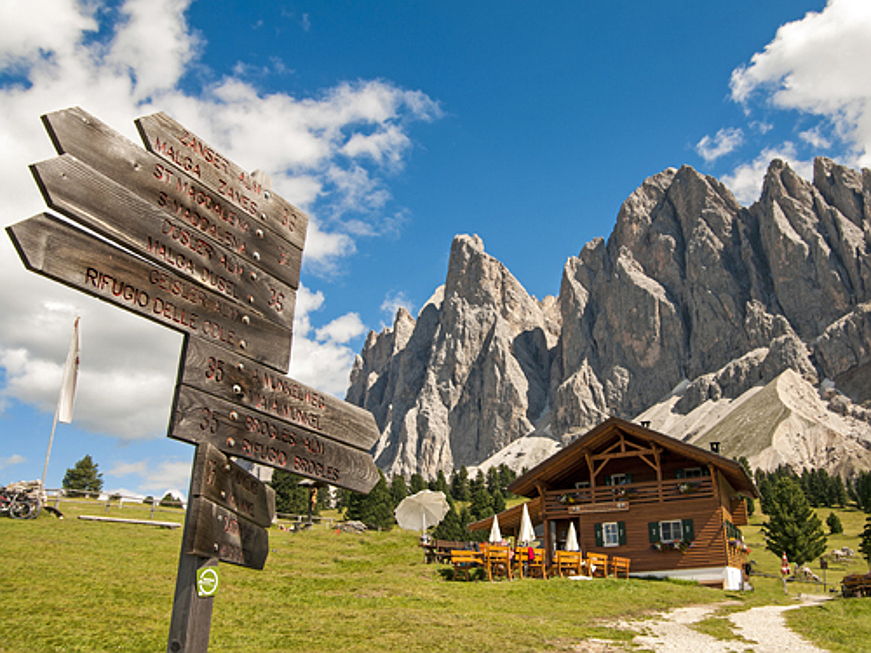  Cortina d&#39;Ampezzo
- Schnüren Sie Ihre Wanderstiefel und begleiten Sie uns auf den schönsten Wanderwegen durch die Berge Italiens.