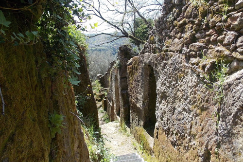 Деревня-троглодит или пещерное поселение в Дзунгри