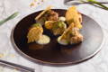 Pelle d’Oca salmone in crosta con crema di patate e pepe sansho con cialda di parmigiano